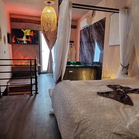 Loveroom Romantique Avec Et Secret - A Proximite Des Lacs - Daire *